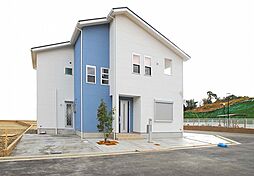 芝生に囲まれた癒しの空間に威風堂々と建つモデルハウス！オール電化・エコキュート・セコム等が標準仕様！室内の白とダークブラウンを基調としたコーディネイトが人気です。是非、足をお運びください。