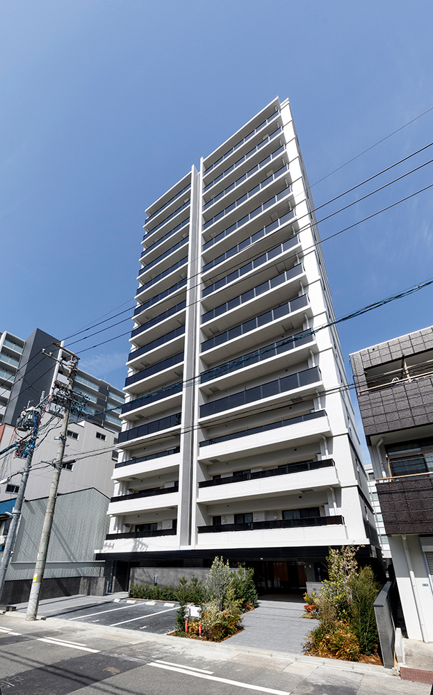 ローレルアイ名古屋大須 美しく奏で合うマリオンとスラブライン。 静かな街に存在感を放つシンプルフォルム。