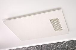 [浴室換気暖房乾燥機（電気式）] 雨の日や急ぎの時も洗濯物を乾かせる浴室換気暖房乾燥機を設置。浴室の除湿・カビ予防にも効果的です。