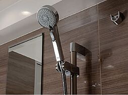 [グローエ社製ハンドシャワー] シャワーヘッドの手元で止水・吐水の操作ができる一時止水機能付きシャワーです。水流の強弱や肌あたりの異なる4種類のスプレーパターンに切り替えることができます。