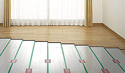 [TES温水式床暖房] リビング・ダイニングには、部屋全体を足元からやさしく暖めるTES温水式床暖房システムを採用しました。ホコリを巻き上げず、空気や肌の乾燥を防ぎます。※D・F・Gタイプのみ※参考写真