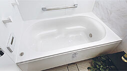 [ラウンドライン浴槽] なめらかな曲線がソフトな印象を醸成。浴槽上部が広く、ゆったり入浴できる形状です。