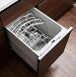 [食器洗い乾燥機] 食器類などの後片付けをサポートしてくれる食器洗い乾燥機を標準装備。家事時間を短縮できるとともに、手洗いに比べて節水が可能になります。