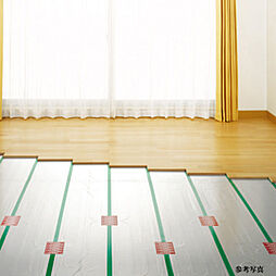 [ガス温水式床暖房] リビング・ダイニングに足元から健康的に暖まるTES（ガス温水式）床暖房を採用。ホコリも巻き上げないので衛生的です。