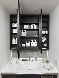 モアグレース守山ステーションフロント 収納付大型三面鏡