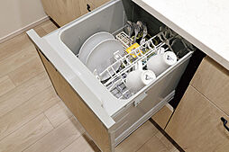 [食器洗浄乾燥機] 食器を出し入れしやすい引き出しタイプ。除菌・洗浄だけでなく、節水性にも優れています。