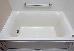 [コンフォート浴槽 リーリエ] 少ない水量でもゆったりと感じられる形を追求した浴槽。節水とくつろぎを両立するデザインです。