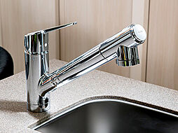 [浄水器一体型シャワー水栓] キッチンの水栓は片手で操作でき、引き出してシャワーとしても利用が可能。浄水器も備えています。