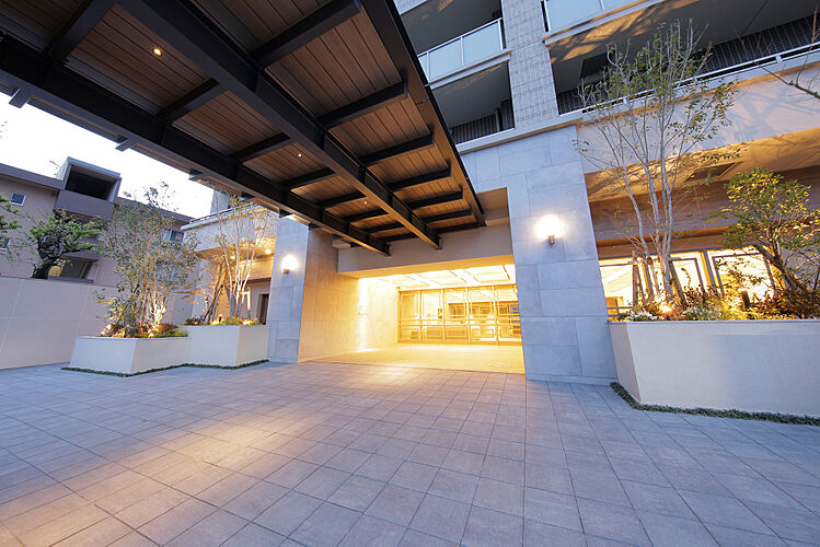 フリーディアシティ二日市 エントランスアプローチ（2025年4月撮影）