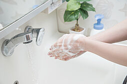 [手洗いカウンター] 外出先からの帰りや外遊びで汚れた手を、ご自宅に入る前に洗うことができます。※image