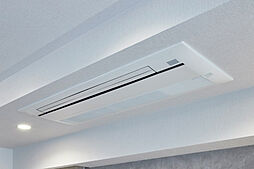 [天井カセット型エアコン] リビング・ダイニングには、スッキリとした印象を保つ天井カセット型エアコンを標準装備しています。