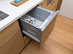 [食器洗い乾燥機] 食器の出し入れがしやすい引き出し式の食器洗い乾燥機をキッチンに標準装備しています。食後の片付けをサポートします。