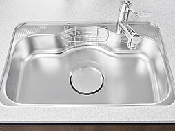 [水はね音を抑える静音シンク（水切りプレート付）] キッチンのシンクは水を流している最中もご家族との会話がしやすい、水はね音を抑える静音設計。大きな鍋やフライパン等も洗いやすいワイドタイプで水切りプレートも付いています。