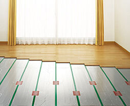 [TES温水床暖房] 床面全体をほぼ均一に暖める床暖房なら、部屋の上部が暖まることでのぼせる感覚は少なく、床からのふく射熱と熱伝導による暖かさを感じます。※参考写真