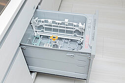 [食器洗浄乾燥機] 見た目にもすっきり、機能的なビルトイン式の【食器洗浄乾燥機】を全戸に標準装備。場所もとらず、後片付けもスムーズです。