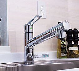 [浄水器一体型シャワー水栓] シンクのお掃除にも便利な引き出し式ヘッドが付いた浄水器一体型ハンドシャワー水栓を採用しました。