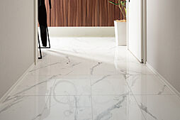[鏡面高品質タイル] DOMA・廊下・トイレ・パウダールームの床は、鏡面高品質タイルで仕上げ、優雅で贅沢な空間を創出しています。