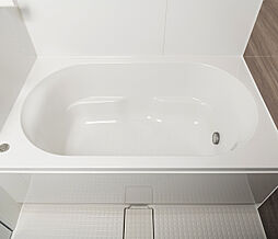[ラウンドライン浴槽] なめらかな曲線がソフトな印象を与えるシンプルなデザイン。浴槽上部を最大限広くとることで、ゆったりと入浴できる浴槽です。※1