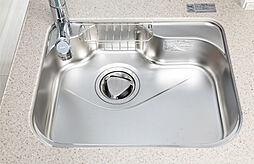 [低騒音仕様シンク] 水を流すときの反響音を抑制。取り外しが自由なプレート付きなのでキッチンが広く使えます。