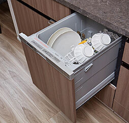 [食器洗浄乾燥機] ビルトインタイプを標準装備。洗浄から乾燥までスイッチひとつで行い、家事の時間短縮に貢献します。