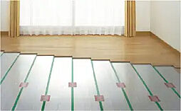 [床暖房] 室内を足元から心地よく温める床暖房をリビング・ダイニングに設置。エアコンのように、空気を乾燥させず快適です。※参考写真