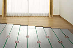 [ＴＥＳ温水床暖房] リビング・ダイニングには、東京ガスのTES温水床暖房を採用。温水を利用して足元から心地よく室内を暖め、理想的といわれる『頭寒足熱』を実現する暖房システムです。※参考写真2