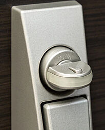 [防犯サムターン] 工具をドアの内側に入れサムターンを回してしまう不正解錠に対応したスイッチ式防犯サムターン（上部1ヶ所）を採用しました。