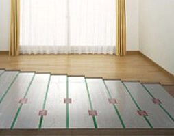 [TES温水床暖房] リビング・ダイニングには、東京ガスのTES温水床暖房を採用。温水を利用して足元から心地よく室内を暖め、理想的といわれる『頭寒足熱』を実現する暖房システムです。※参考写真※1
