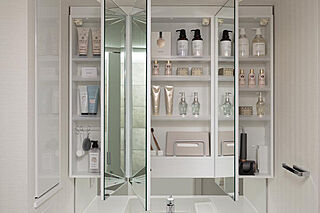 シティタワー札幌すすきの 三面鏡洗面化粧台（手元照明付）