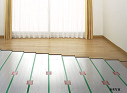 [ガス温水式床暖房] リビング・ダイニングにガス温水式床暖房を採用。ホコリを巻き上げる風を起こさず、足元からクリーンに暖めます。※Ｃ、Ｄ、Ｆ、Ｇ１、Ｇ２タイプのみ