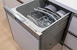 [食器洗い乾燥機] 食器をまとめて洗えて、後片付けの手間が軽減できるビルトインタイプの食器洗い乾燥機を標準採用しました。