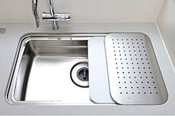 [ユーティリティーEシンク] 水切り、まな板、調理など、3層のプレートが設置でき、シンク上で洗う、調理、片付けるを快適に。※1LDKタイプを除く。