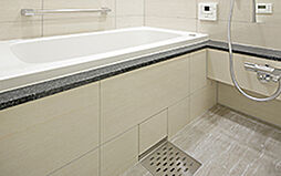 [高断熱浴槽] 浴槽とウレタンを一体成型することで優れた断熱性を確保した浴槽。