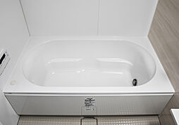 [ラウンドライン浴槽] 頭部から背もたれ、足元まで、自然な姿勢を保つ浴槽設計が心地よいリラックスタイムを提供します。※参考写真