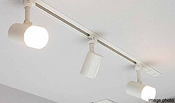 [ライティングダクトレール] リビング・ダイニングの天井には照明位置を調整できるライティングダクトレールを標準装備。お好みに合わせて電球色や灯数の変更も可能です。※照明器具は含まれません。