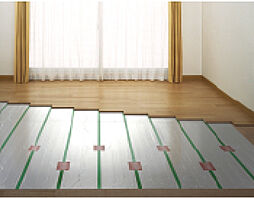 [TES温水式床暖房] カラダに優しく、心地よい室温を保つ「温水式床暖房システム」を全戸のリビング・ダイニングに導入しています。※対応タイプ：A・B・C・D・F・G・Ha・Hb・I・J・K・Lタイプ※参考写真