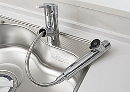 [浄水器一体型シャワー水栓] クリック感がある3段階のレバーハンドル操作でお湯の水量調節ができ簡単。節水にも役立ちます。※浄水カートリッジの交換は有償となります。