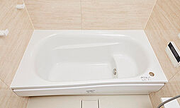 [保温浴槽] 浴槽と風呂ふたを断熱構造にすることにより、保温性を高め、浴槽のお湯を冷めにくくします。