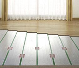 [ガス温水式床暖房] リビング･ダイニングの床下で温水を循環させて足元から室内を暖めるため、ハウスダストの舞い上がりがなく清潔で快適です。※image photo