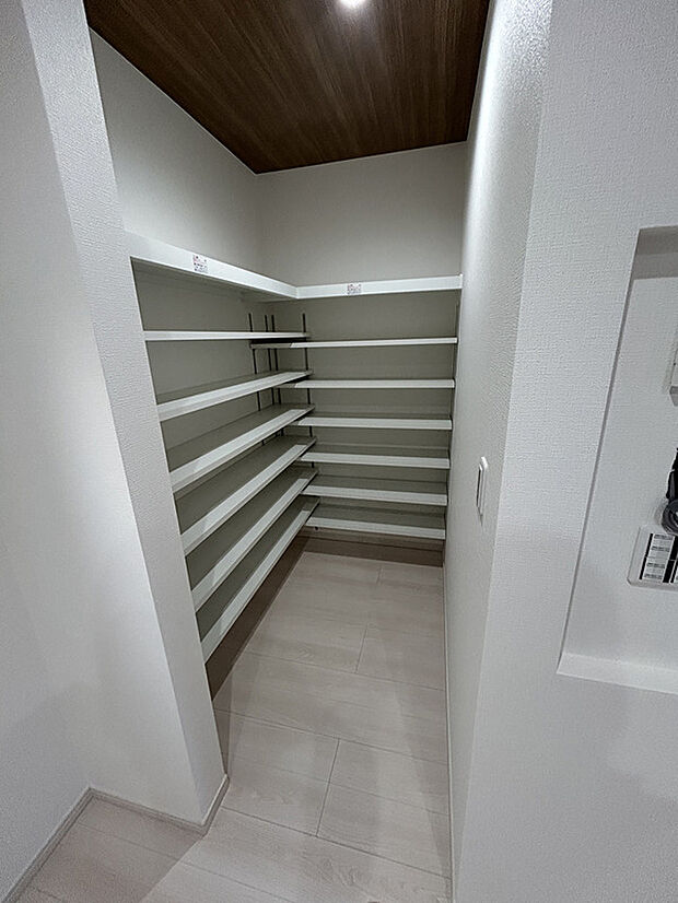 【パントリー】稼動棚の為、様々な大きさのストック品をスマートに収納できます。