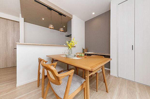 【施工例/ダイニング】
ダイニングの一角にはカウンターを設けており、お子様の宿題やPCスペースなどに。収納もあり、書類やお掃除グッズなども収納でき便利です。
