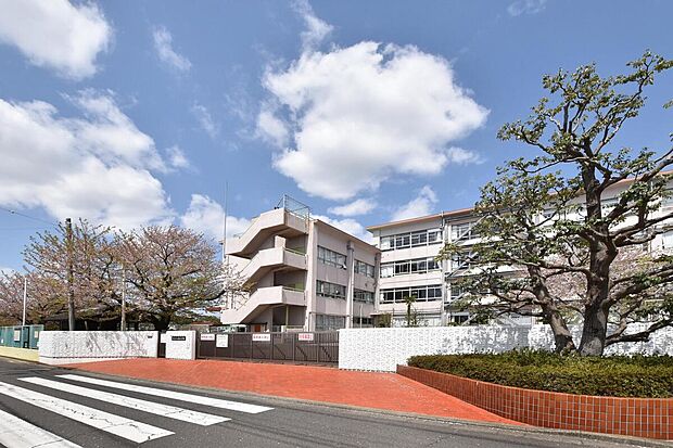 東村山市立回田小学校まで618m 徒歩8分。明治にまで遡る、長い歴史をもつ小学校です。学校教育目標は「心をみがき　ともに生きる」屋上からの見晴らしが良く、天気が良い日は綺麗な富士山を望むことができます