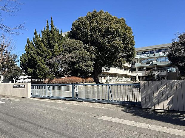 新座市立石神小学校まで800m 徒歩10分。低学年のお子さまにも通いやすい距離です。