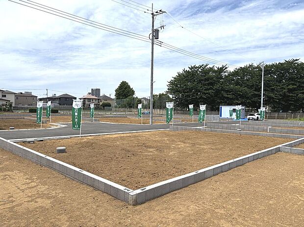 自然豊かで四季の移ろいを感じられる閑静な住環境。小学校まで大通りを通らずに徒歩3分~4分で通学も安心です。畳コーナーなど、ご家族の暮らしに寄り添うプランをご用意しております。/2026年5月撮影