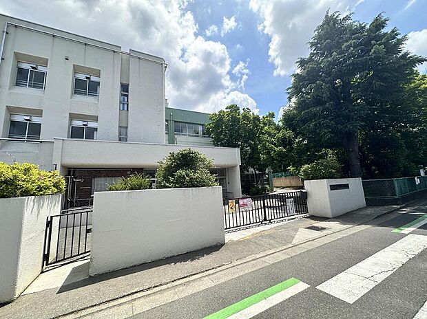 【清市立清瀬第八小学校】520m 徒歩7分。清瀬御殿山緑地保全地域と隣接しており、校庭は全面が天然芝で覆われた豊かな自然環境が特徴。ふるさと清瀬の自然や文化を愛し、社会に主体的に貢献できる児童の育成