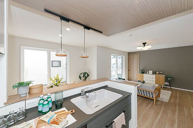 【【施工例/LDK】】大きな南窓からの陽だまりが心地よく、ソファーで寛ぐだけでも心満たされる休日に。ダイニングにも自然光が届き、食卓のお料理をより彩り豊かに演出します。