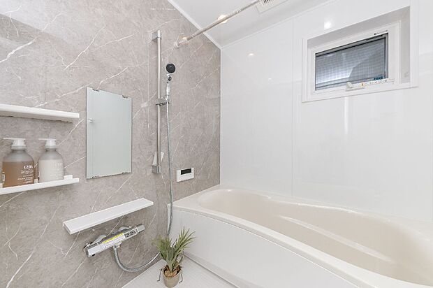 【【施工例/浴室】】アクセントパネルにより清潔感たっぷりのバスルーム。足を伸ばしてゆったりとお過ごしいただけます。高い位置に窓を設けている為、気になる湿気対策も安心です。