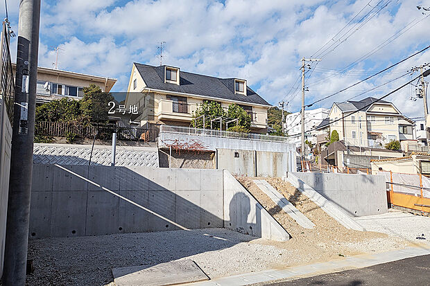 【2号地 外観】家族のプライバシーを保ちつつ、開放感を感じることができる区画です。 周囲に高い建物が少ない第一種低