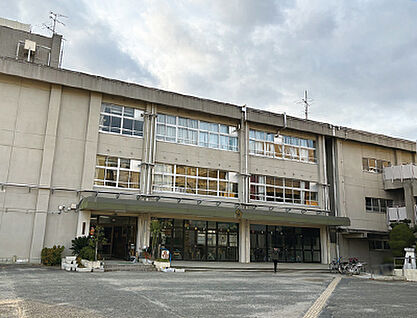 耳成西小学校 約920m