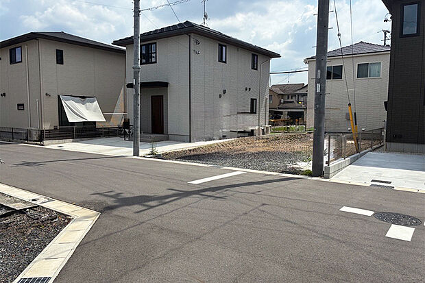 【10号地 現地写真】整形地のため、多彩なプランニングが検討可能です。 陽当りを活かした明るい吹き抜けリビング、家族との